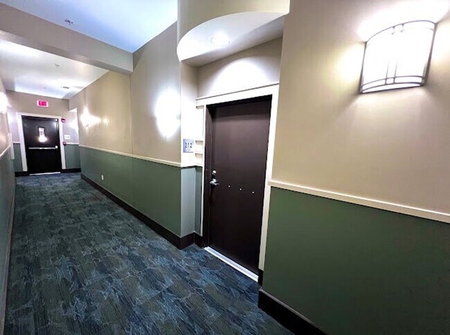 Building Photo - STUDIO Condominium next to Walnut Street B...