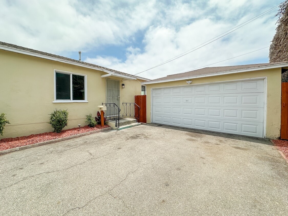 Foto principal - 4520 Marine Ave