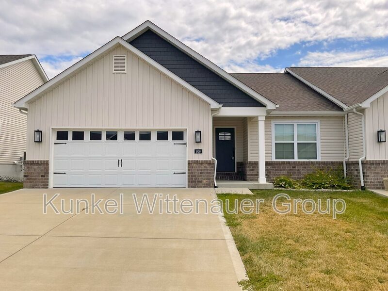 Primary Photo - 806 Applewood Creek Dr