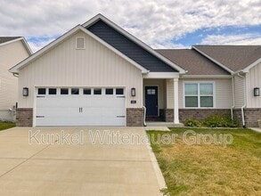 Building Photo - 806 Applewood Creek Dr