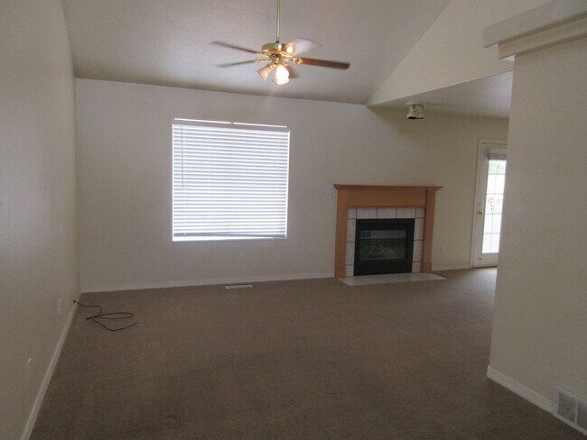 Building Photo - 3 Bedroom - 2.5 bath Twin Home -Pets consi...