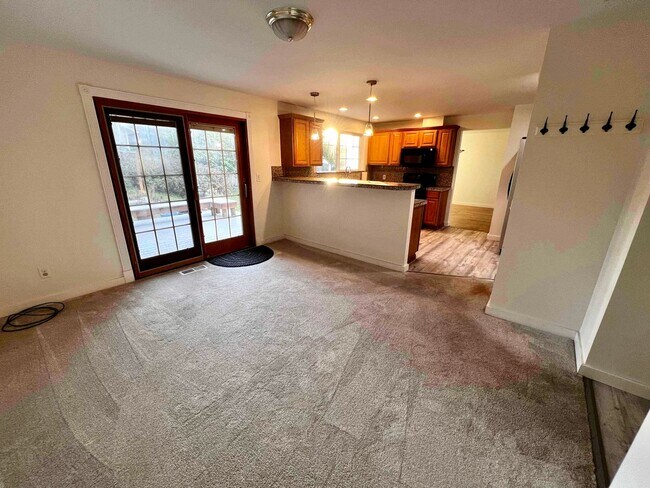 Building Photo - Bellevue Rambler!!!