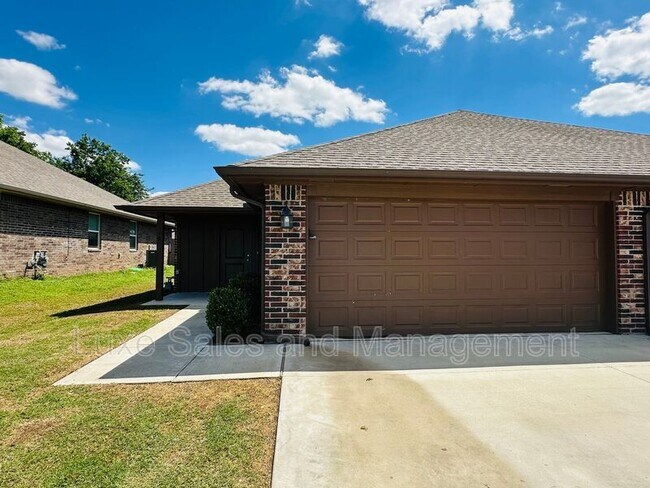 Building Photo - 1318 E Cavanaugh St