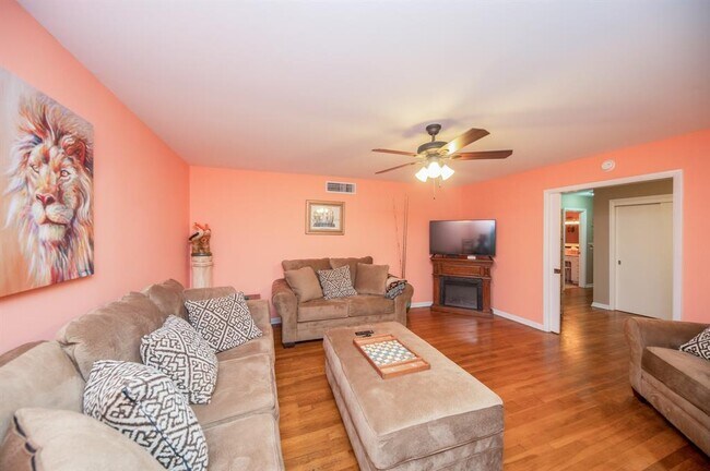 Foto del edificio - 420 E Bayshore Dr