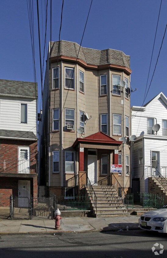 Primary Photo - 202 Hutton St