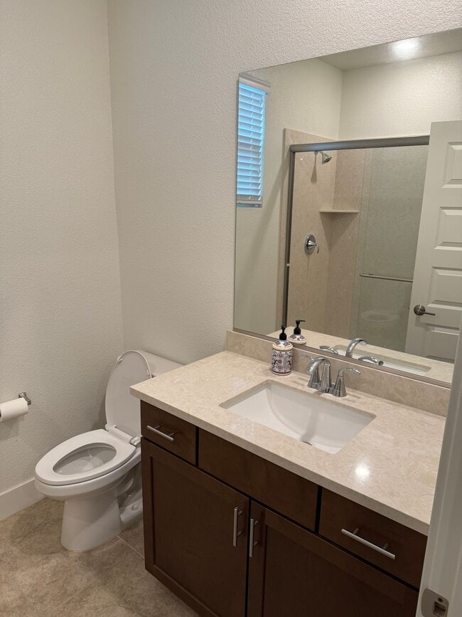 Foto del edificio - Lovely 4 Bedroom Home With Easy Landscaping And Beautiful Interior