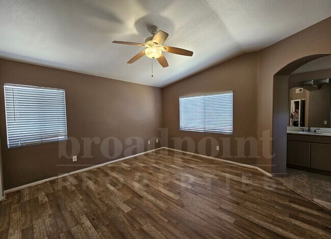 Building Photo - 605 Iona Ct