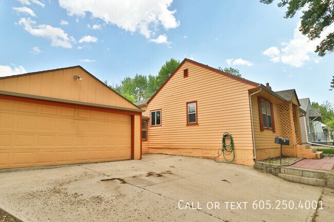 Building Photo - Wonderful 3 Bed 1.5 Bath House with bonus ...