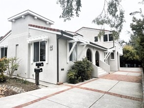 Building Photo - 142 Laurel Ave