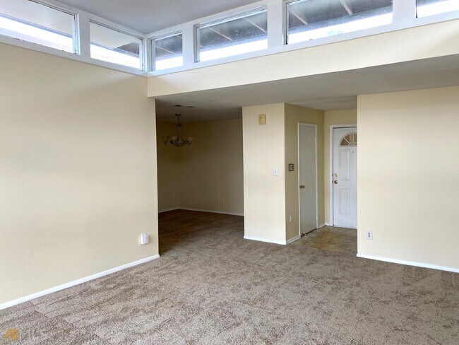 Building Photo - 346 Carpenter Dr NE