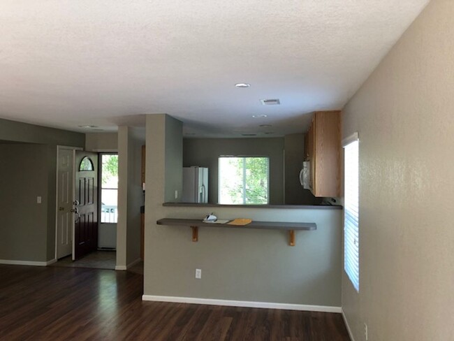 Building Photo - Excellent 3-Bed 2-Bath Home in Central For...