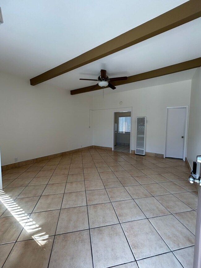 Foto del edificio - 4442 E 7th St