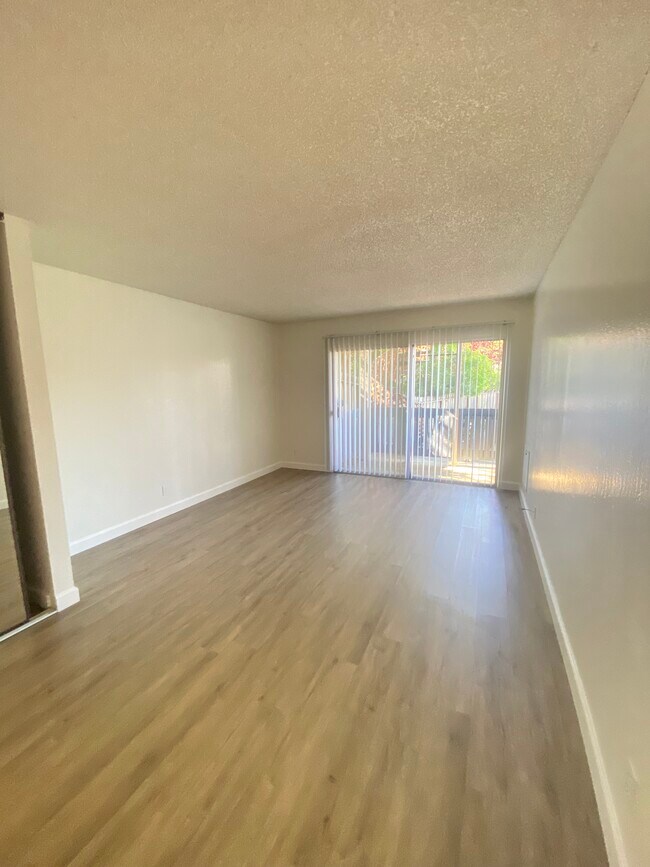 Foto del edificio - 1457 N Camino Alto