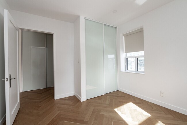 Building Photo - 110 Wellesley St E