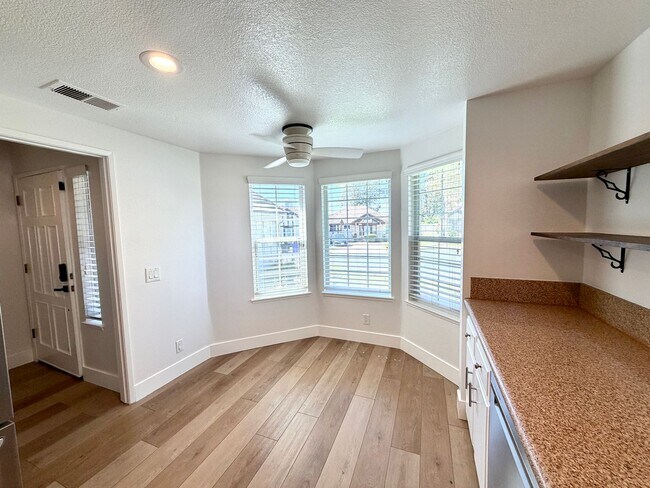 Foto del edificio - Welcome Home to Prestigious North Upland Living