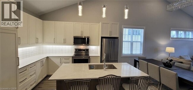 Building Photo - 10 Paradise Grv