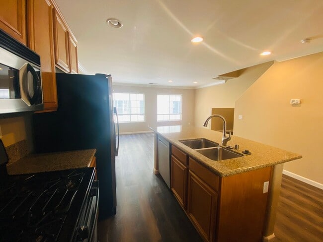 Foto del edificio - Move In Ready! 2 bedrooms 2.5 bath Townhom...