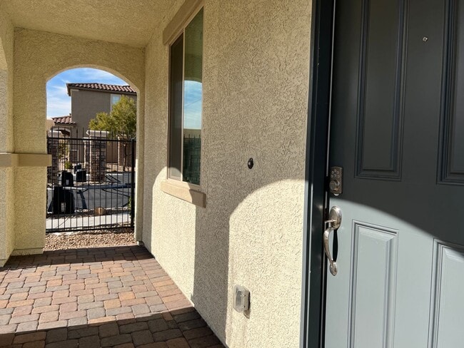 Building Photo - Remarkable 2 Story Home!