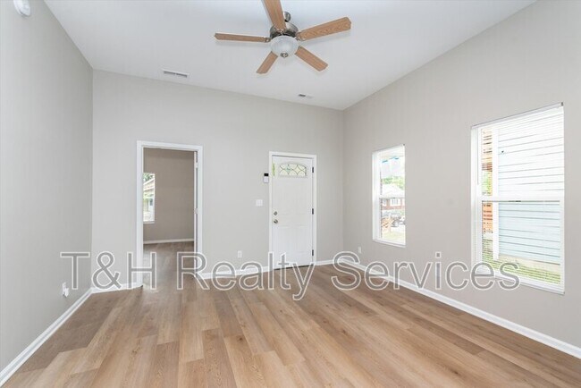 Building Photo - 1413 E Tabor St