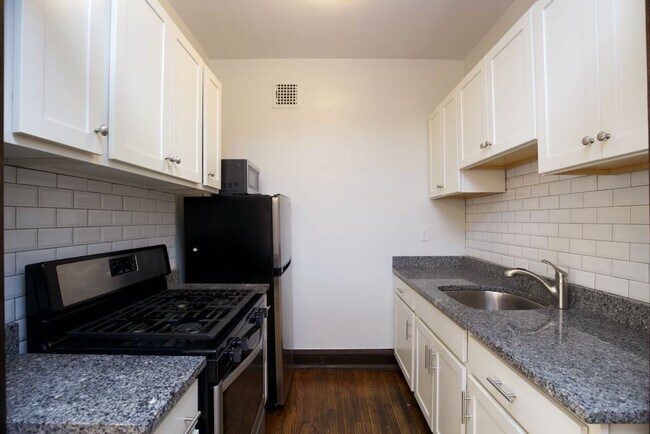 Building Photo - 1367 E 53rd St