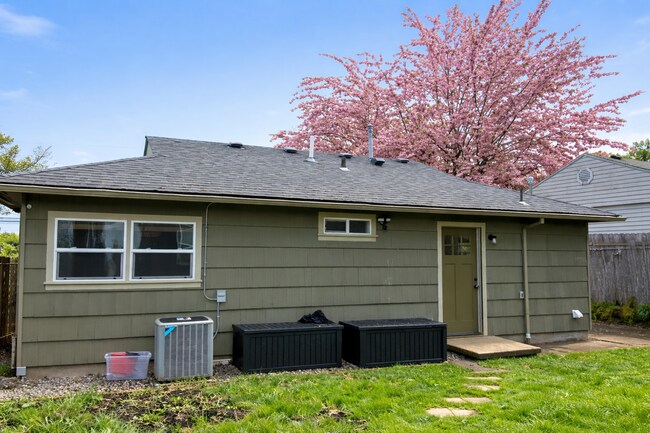 Foto del edificio - Charming 3 Bedroom, 1 Bath Home in Portland offering Comfortable Living with Central AC!