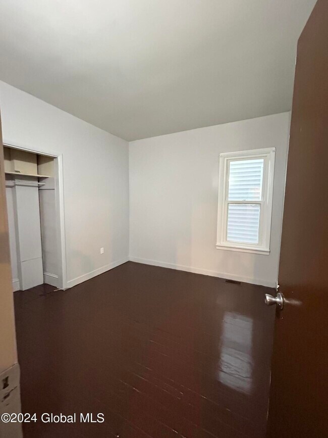 Building Photo - 96 Robinson St