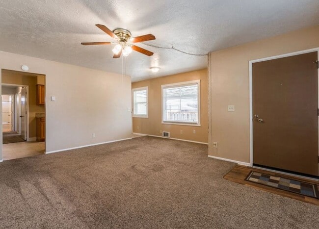 Building Photo - 410-12 Harrison St, Newberg