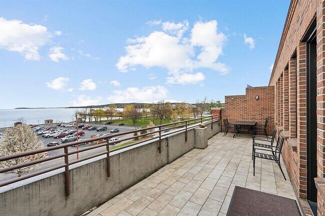 Building Photo - Lovely Condo Available during the "Off Sea...