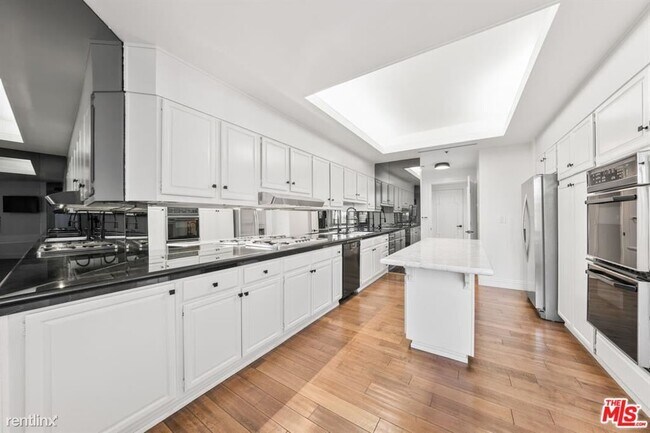Foto del edificio - 2 br, 2.5 bath Condo - 10560 Wilshire Blvd...