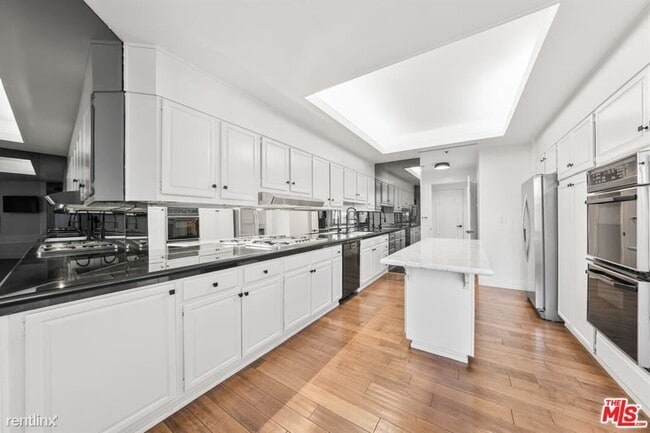 Building Photo - 2 br, 2.5 bath Condo - 10560 Wilshire Blvd...