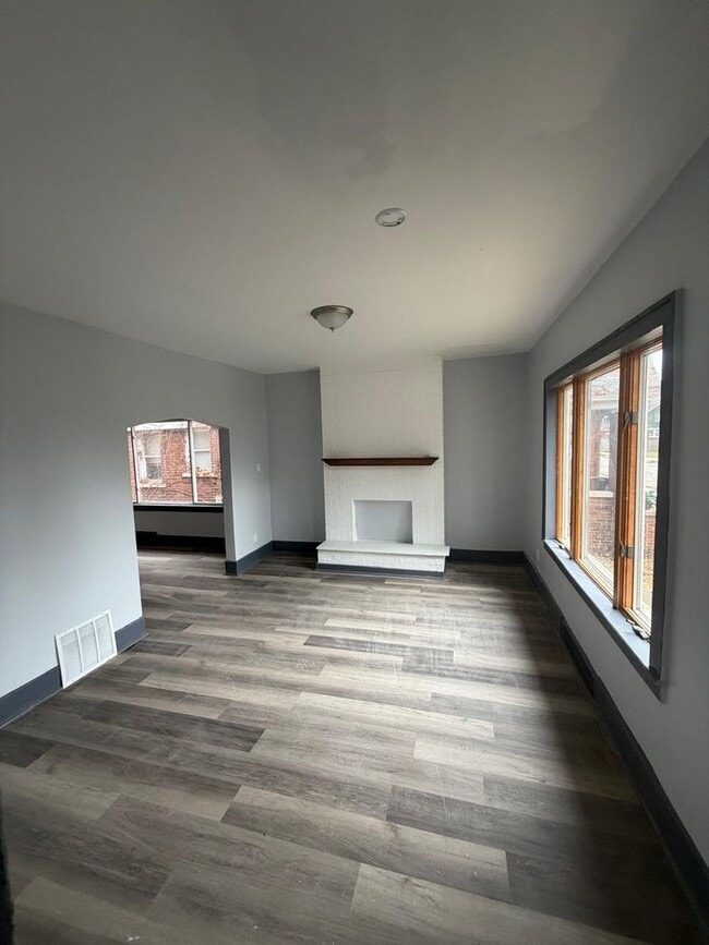 Foto del edificio - 4 bedroom 2 full bathroom!