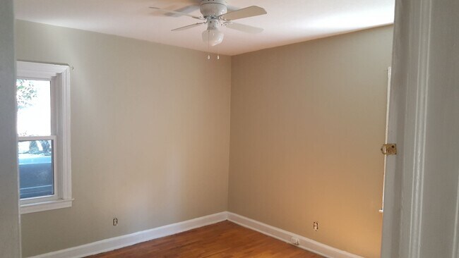 Building Photo - 3Bed Room, 1 Bath Brick Ranch Style Home