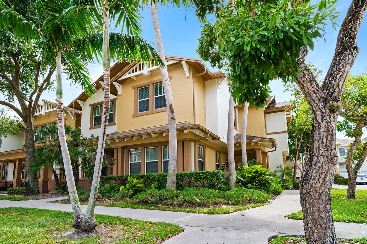 Foto principal - 690 Pacific Grove Dr