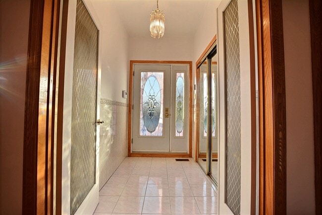 Building Photo - 446 Boul Saint-Elzéar E