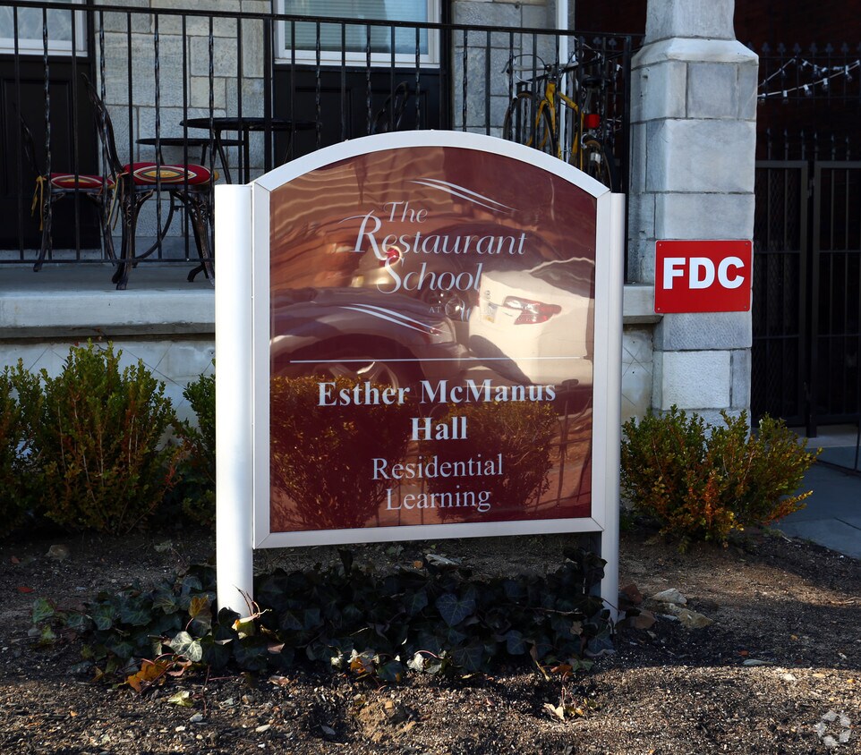 Foto del edificio - Esther McManus Hall