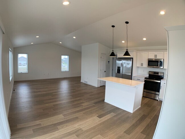 Building Photo - 3 Bed 2.5 Bath Single Family Home Fully Furnished