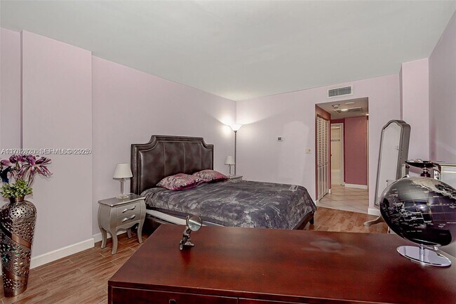 Foto del edificio - 500 Bayview Dr