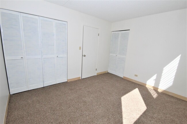 Building Photo - AVAILABLE NOW! 2 BED 1 BATH 1 COVERED PARK...