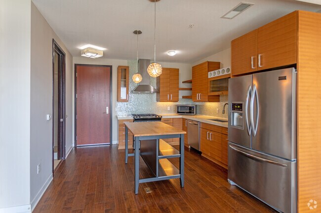 1HAB, 1BA, Loft - 756SF - The Walkway