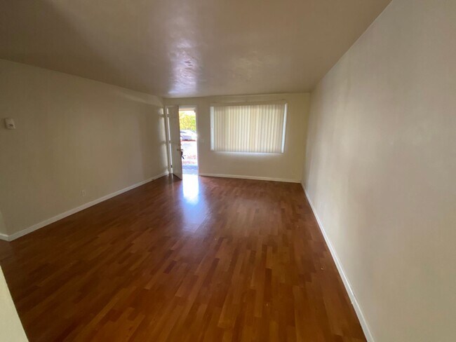 Foto del edificio - Downtown 2 bedroom ground floor apartment