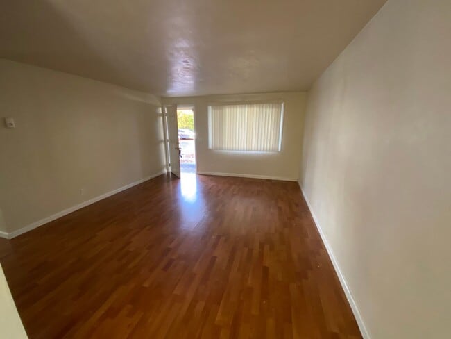 Building Photo - Downtown 2 bedroom ground floor apartment