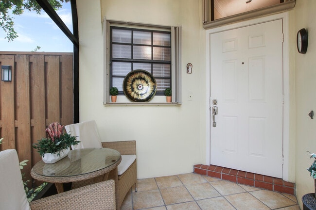 Foto del edificio - 2551 La Cristal Cir