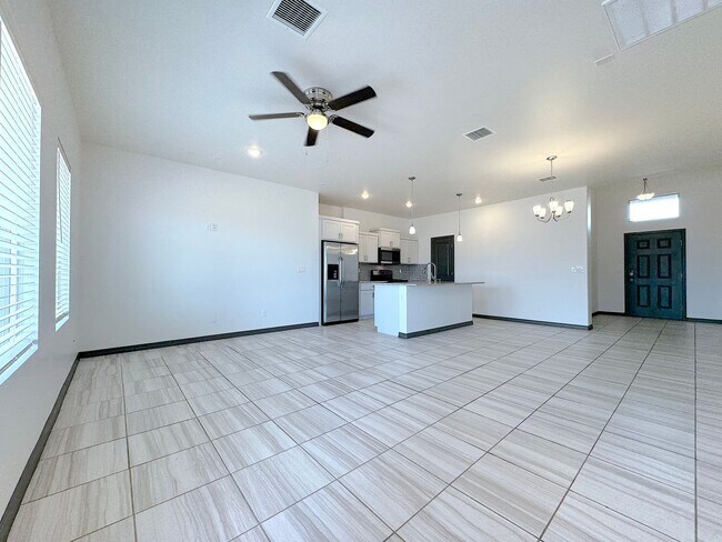 Foto del edificio - Beautiful 3 Bed 2 Bath with Refrig A/C and all tile flooring!