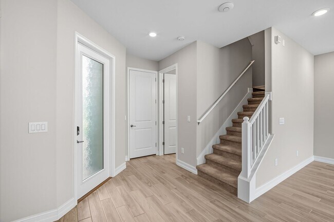 Building Photo - Modern 3BR/2.5BA Townhome in Estancia – Re...