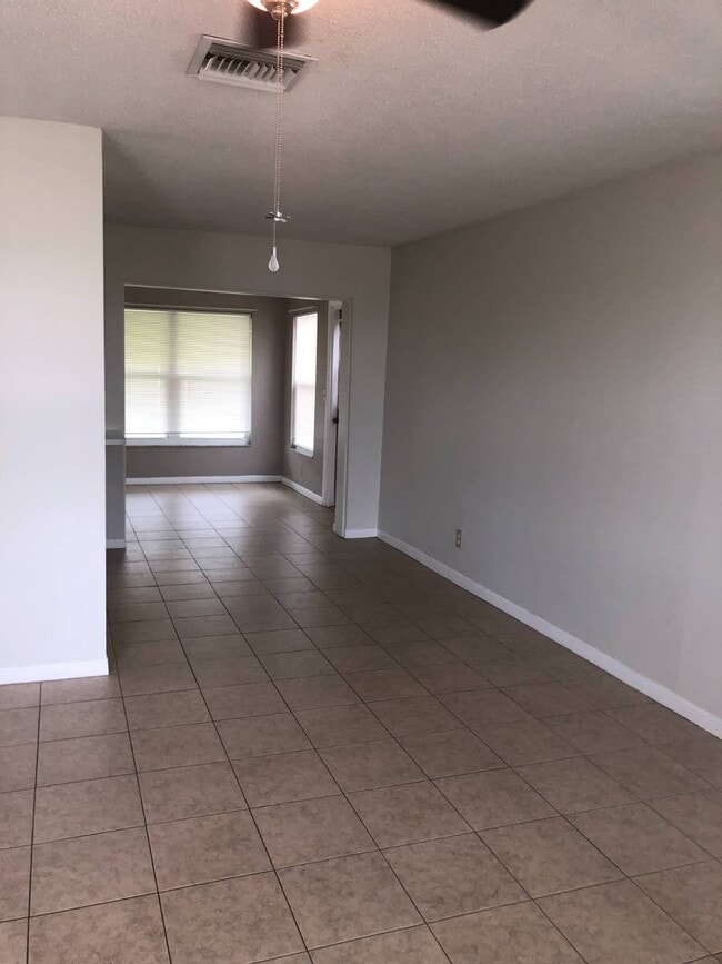 Foto del edificio - 4223 100th Ave N