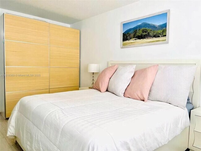 Foto del edificio - 2775 NE 187th St