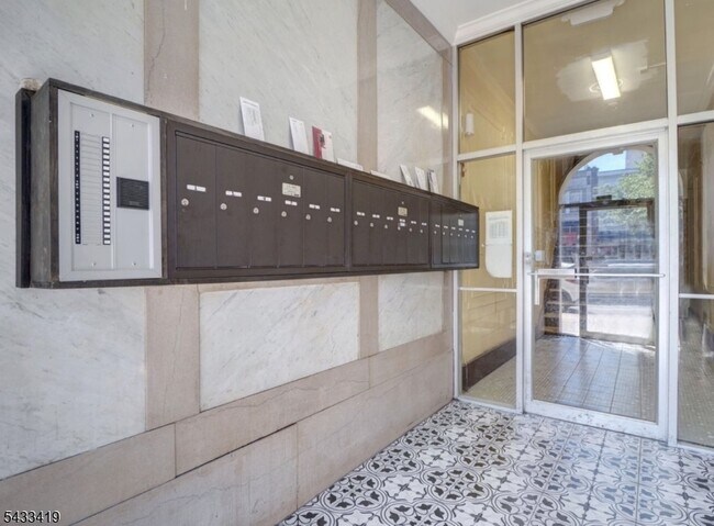 Foto del edificio - 138 Elmora Ave