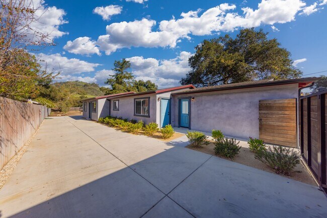 Building Photo - Freshly remodeled duplex home