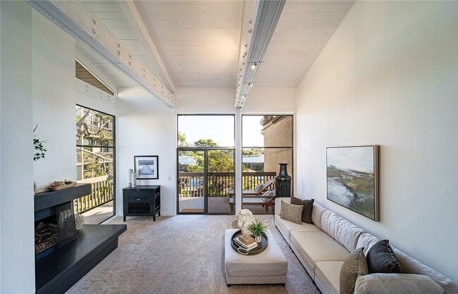 Building Photo - 5226 Marina Pacifica Dr S