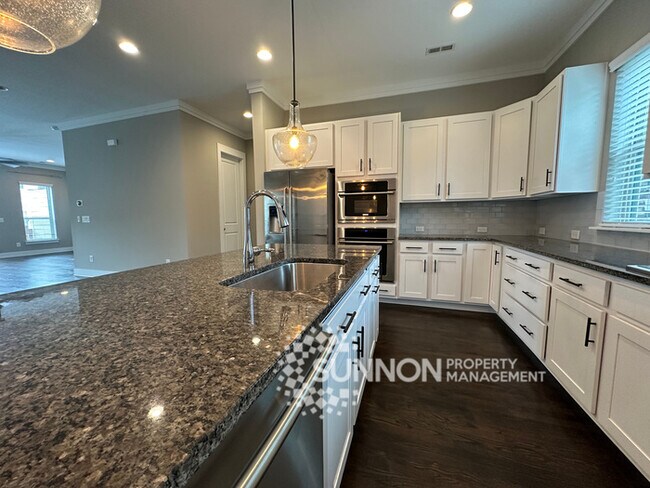 Foto del edificio - Beautiful 3-Story Townhome in the Heart of...